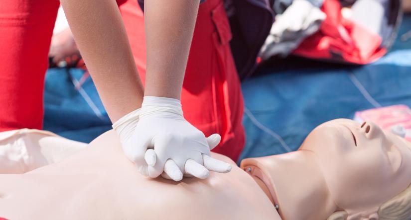 CPR image of a lifeguard and a dummy